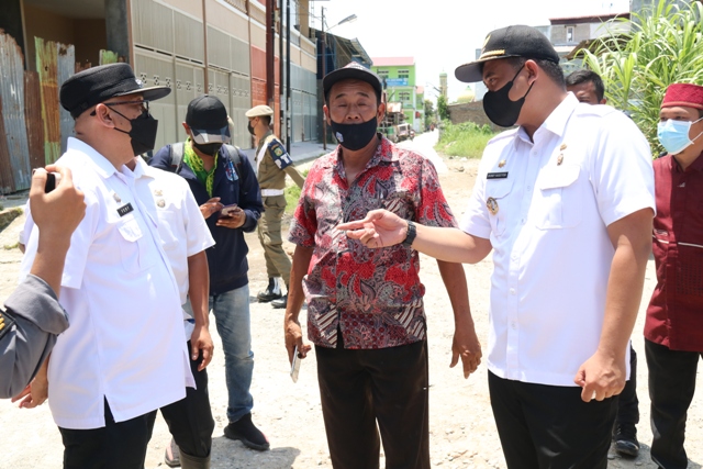 Wali Kota Medan, Bobby Nasution, saat meninjau drainase di Medan Deli