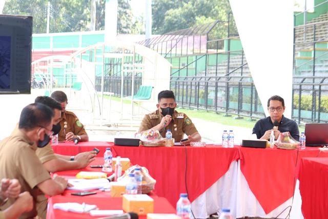 Wali Kota Medan, Bobby Nasution, sedang memaparkan renovasi Stadion Teladan Medan