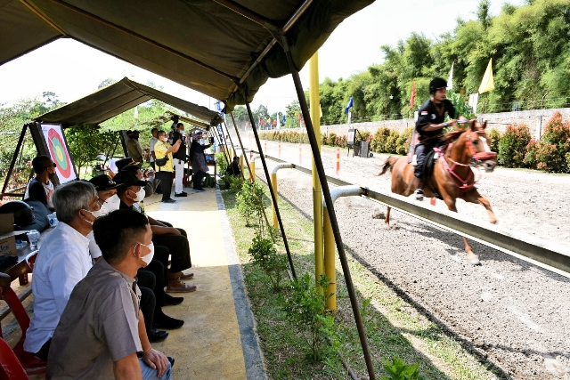 kompetisi horseback archery di Jricho Stable, Desa Firdaus, Kabupaten Serdangbedagai.