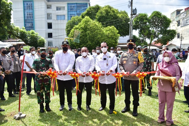 Gubernur Sumut, Edy Rahmayadi bersama Dirjen PSP Kementan Ali Jamil meresmikan Pasar Tani di Medan