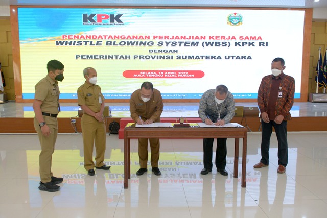 Sekdaprov Sumut, Afifi Lubis, mendatangani perjanjian kerjasama dengan KPK