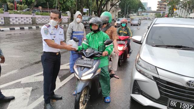 Kadis Perhubungan Kota Medan, Iswar Lubis, membagikan takjil kepada pengguna jalan