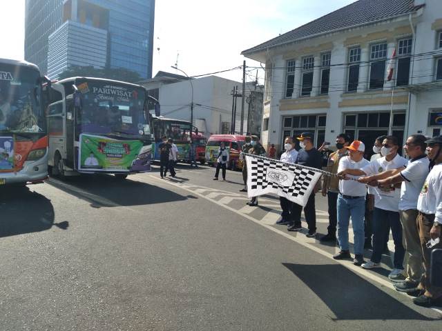 Kadishub Kota Medan, Iswar Lubis, melepas keberangkatan pemudik pada hari kedua program Mudik Gratis Pemkot Medan