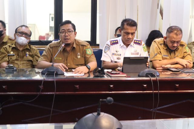 Kepala Bappeda Kota Medan, Benny Iskandar bersama Kadishub, Iswar Lubis, pada rapat finalisasi mudik gratis Pemkot Medan
