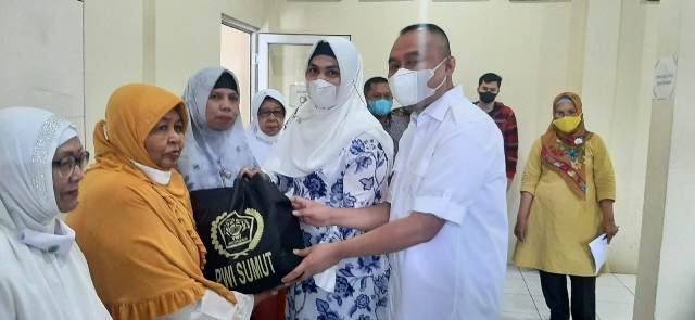 Ketua PWI Sumut, Farianda Putra Sinik bersama Ketua IKWI menyerahkan paket kepada warakawuri