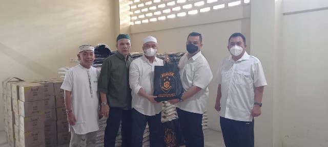 Ketua PWI Sumut, Farianda Putra Sinik, menerima bantuan paket lebaran dari Kabareskrim