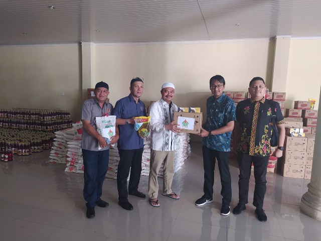 Ketua PWI Sumut, Farianda Sinik, menerima bantuan paket lebaran dari PTPN IV
