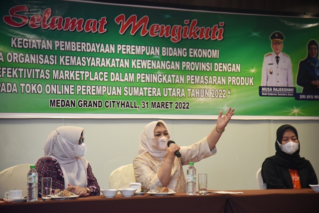 Ketua TP PKK Sumut, Nawal Lubis, memberikan arahan kepada pelaku UMKM