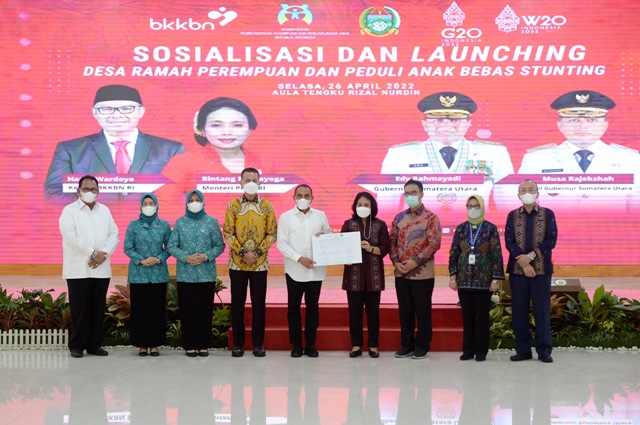 Menteri PPPA, Bintang Puspayoga, bersama Gubernur Sumut, Edy Rahmayadi, pada peluncuran desa ramah perempuan