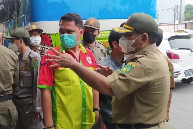 Petugas tetap mengimbau masyarakat untuk tetap menjaga Prokes saat mudik