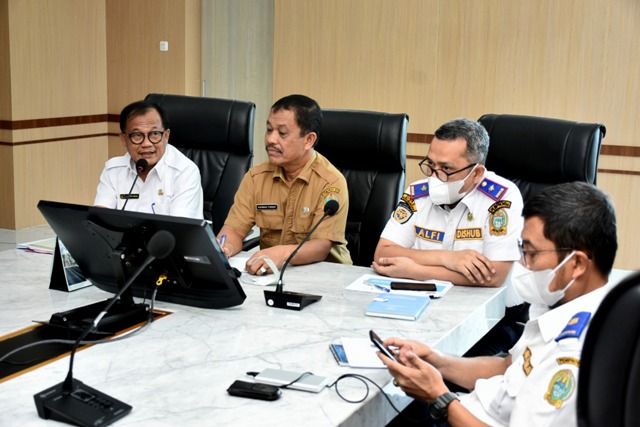 Plt Kadis Kominfo Sumut, Kaiman Turnip, saat memberikan keterangan