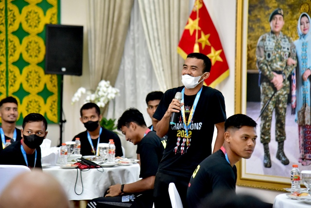 Presiden Karo United, Theopilus Ginting, memberikan keterangan kepada Gubsu