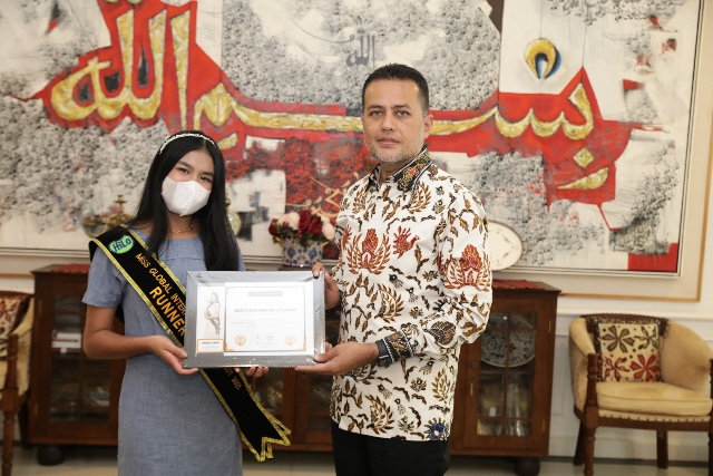 Wagub Sumut, Musa Rajekshah, foto bersama dengan Sakinah Ginting