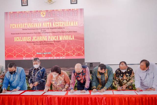 Wakil Wali Kota Medan, Aulia Rachman, menandatangani kesepakatan bersama membumikan Pancasila di Sumut
