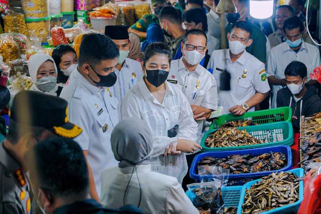 Wali Kota Medan, Bobby Nasution bersama Istri Kahiyang Ayu meninjau pasar di Medan
