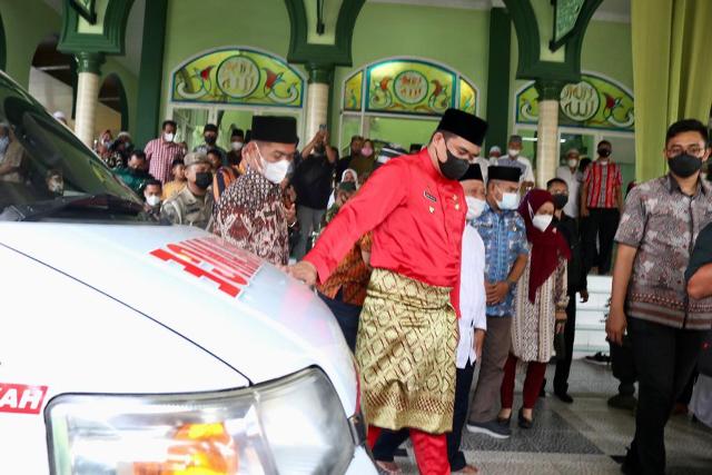 Wali Kota Medan, Bobby Nasution, di dampingi Dirut PUD Pasar, Suwarno, menyerahkan ambulance