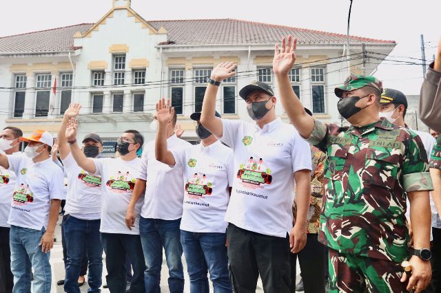 Wali Kota Medan, Bobby Nasution, melambaikan tangan usai melepas keberangkatan pemudik ke kampung halaman pada program Mudik Gratis Pemkot Medan