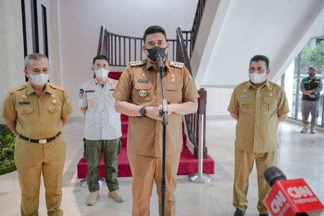 Wali Kota Medan, Bobby Nasution, memberikan keterangan kepada wartawan di Balai Kota Medan