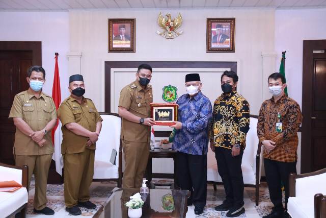 Wali Kota Medan, Bobby Nasution, menerima plakat dari Baznas RI