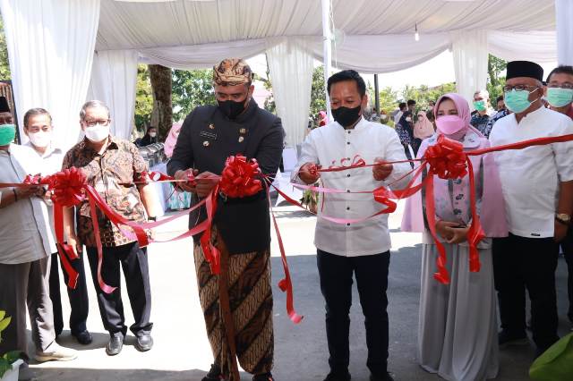Wali Kota Medan, Bobby Nasution, menggunting pita meresmikan gedung Erwin Nasution di USU