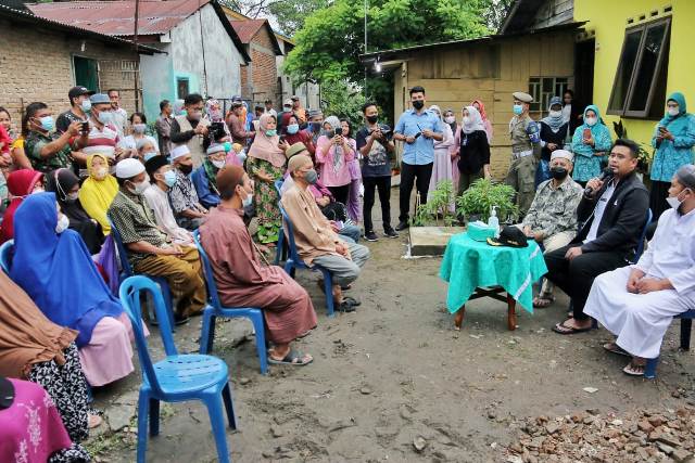 Wali Kota Medan, Bobby Nasution, menyapa warga Kampung Lalang, Medan Sunggal
