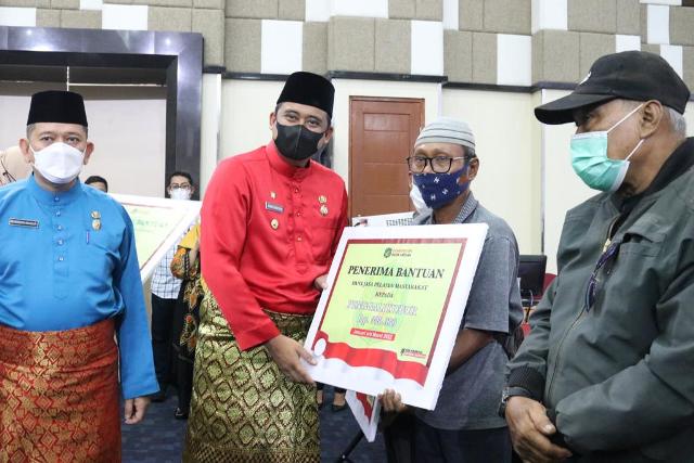 Wali Kota Medan, Bobby Nasution, menyerahkan bantuan pelayan masyarakat