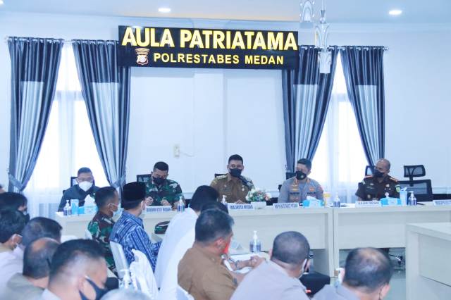 Wali Kota Medan, Bobby Nasution, saat rapat bersama Forkopimda di Aula Mapolrestabes Medan