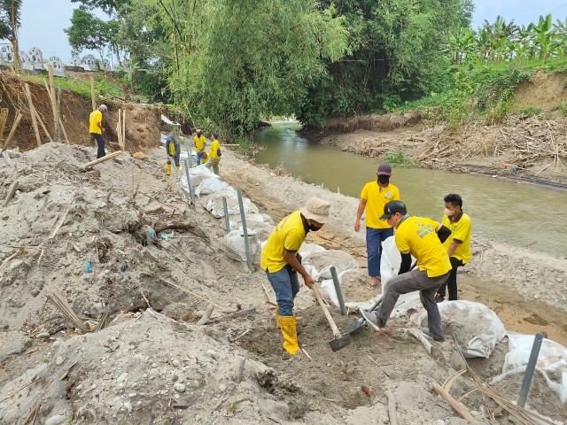 Dinas PU Kota Medan membangun tembok di bibir sungai TPU Kristen di Simalingkar