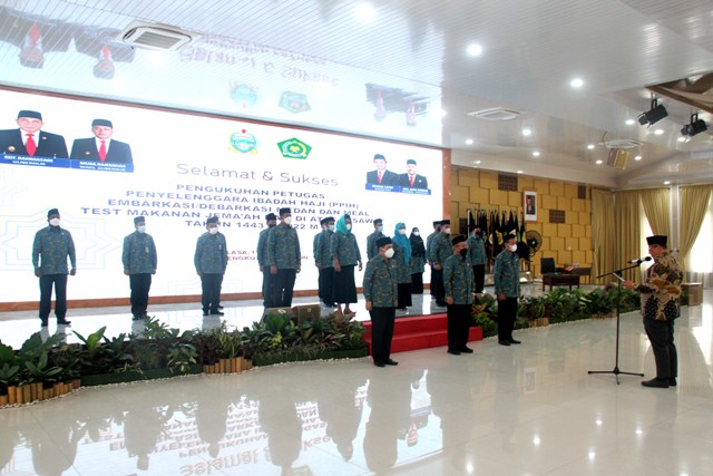 Direktur Pengelolaan Dana Haji dan Sistem Informasi Haji Terpadu, Jaja Jaelani, mengukuhkan PPIH Sumut Tahun 2022