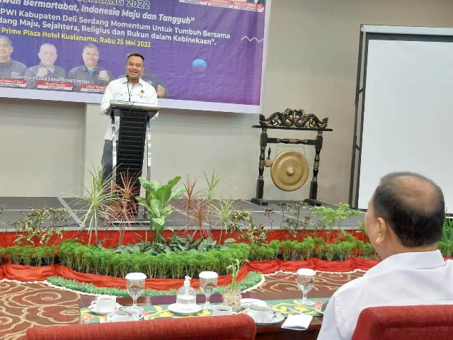 Ketua PWI Sumut, Farianda Putra Sinik, memberikan sambutan pada Konfrensi PWI Deli Serdang