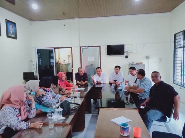 Ketua PWI Sumut, Farianda Putra Sinik, memimpin rapat persiapan Family Gathering