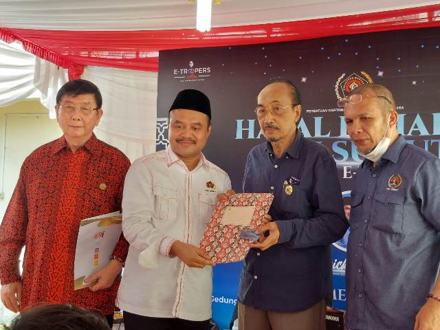 Ketua PWI Sumut, Farianda Putra Sinik, menyerahkan Presscard Number One kepada Prabudi Said dan Supandi Kusuma