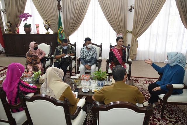 Ketua TP PKK Sumut, Nawal Lubis, menerima audiensi Putri Pariwisata Sumut