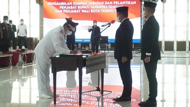Pj Wali Kota Tebing Tinggi, Muhammad Dimiyathi, menandatangani SK pengangkatan