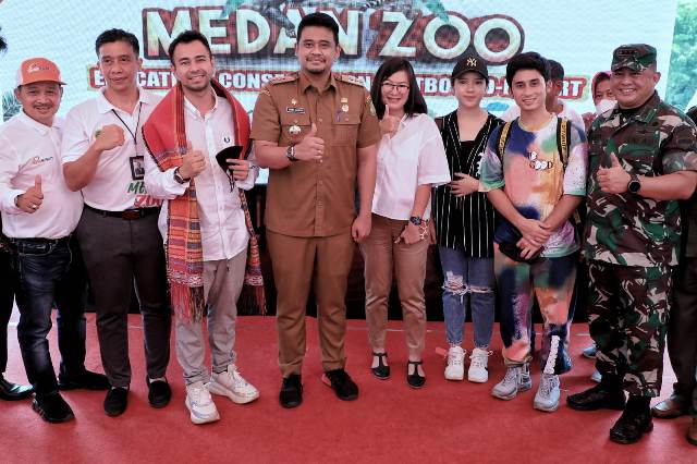 Raffi Ahmad bersama Wali Kota Medan, Bobby Nasution, di Medan Zoo