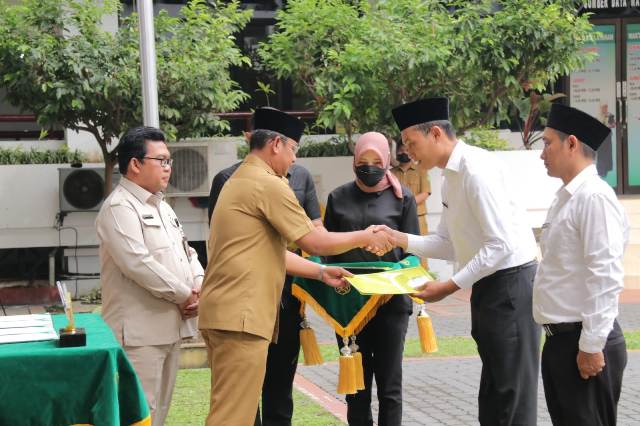 Sekda Kota Medan, Wiriya Alrahman, menyerahkan SK PPPK
