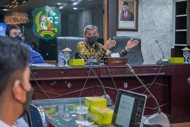 Sekda Medan, Wiriya Alrahman, mempimpin rapat persiapan revitalisasi lapangan merdeka