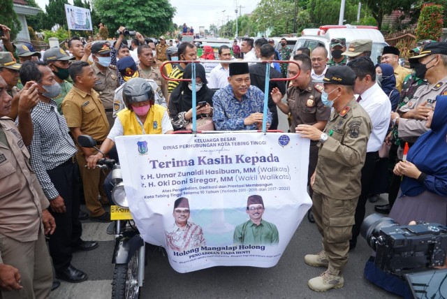 Susana haru melepas akhir masa jabatan Wali Kota Tebing Tinggi, Umar Zunaidi Hasibuan