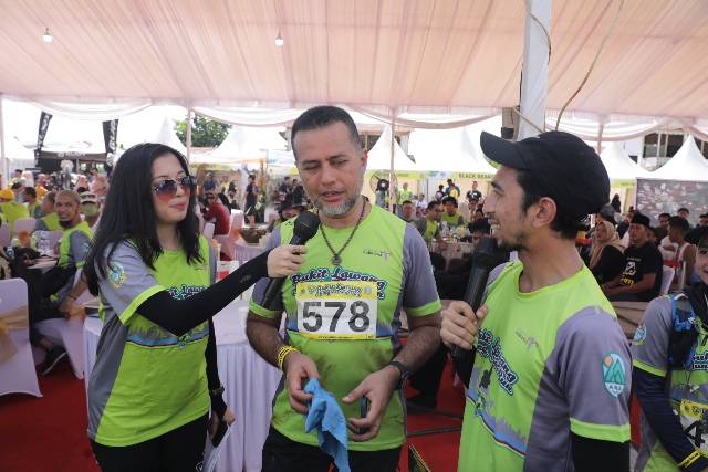 Wagus Sumut, Musa Rajekshah, memberi keterangan usai Jungle Trail Run di Bukit Lawang