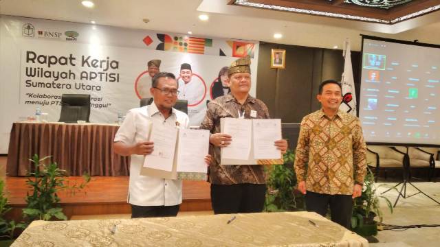 Wakil Ketua Bidang Pendidikan PWI Sumut, Sugiatmo, menandatangani kerjasama pendidikan dengan APTISI
