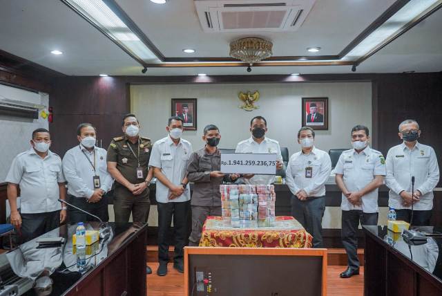 Wakil Wali Kota Medan, Aulia Rachman, menerima penyerahan uang negara yang diselamatkan oleh Kejari Belawan terhadap proyek pembangunan
