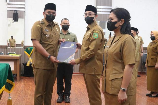Wali Kota Medan, Bobby Nasution, melantik pejabat kesehatan di lingkungan Pemkot Medan
