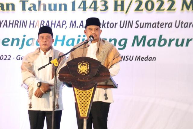 Wali Kota Medan, Bobby Nasution dan Wakil Wali Kota, Aulia Rachman, memberikan sambutan pada tepung tawar calon haji Medan