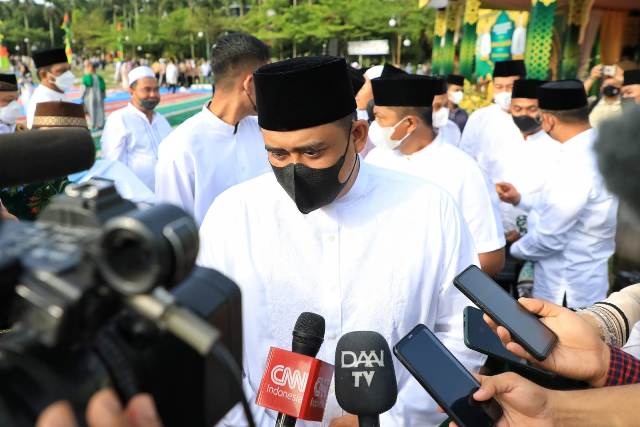 Wali Kota Medan, Bobby Nasution, memberi keterangan usai shalat Idul Fitri di Lapangan Merdeka Medan