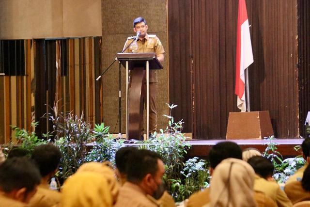 Wali Kota Medan, Bobby Nasution, memberikan arahan pada rembuk stunting di Medan