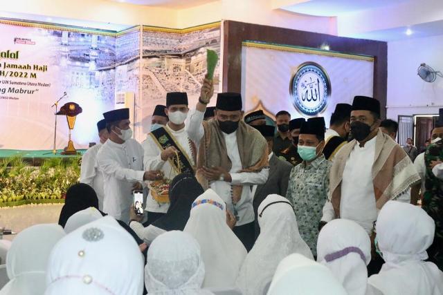 Wali Kota Medan, Bobby Nasution, menepungtawari Calhaj Kota Medan