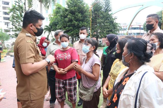 Wali Kota Medan, Bobby Nasution, menerima aspirasi masyarakat Belawan Bahari di Balai Kota Medan