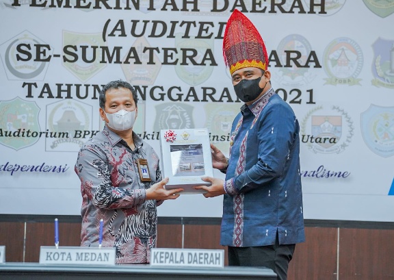 Wali Kota Medan, Bobby Nasution, menerima hasil pemeriksaan LKPD 2021 dari BPK RI