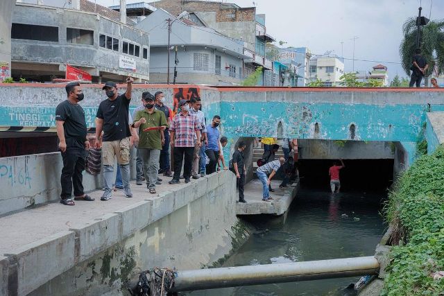 Wali Kota Medan, Bobby Nasution, meninjau penyebab lokasi banjir di Medan
