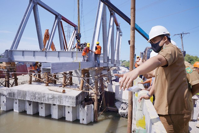 Wali Kota Medan, Bobby Nasution, meninjau proses pembangunan jembatan titi dua Sicanang